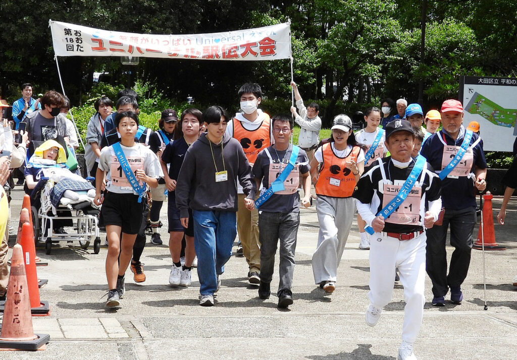 第18回おおたユニバーサル駅伝大会で、年齢や障がいの有無を超えて構成されたチームのランナーたち参加する様子。