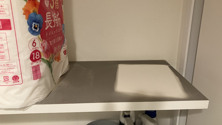 棚の上に積もった煤汚れを拭き取った直後の様子。物をどかした跡がくっきりと浮かび上がり、煤の堆積が視認できるビフォー画像。