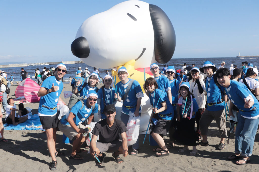海さくらごみ拾い×BLUE SANTA 2025の終了後に撮影された参加者全員での集合写真