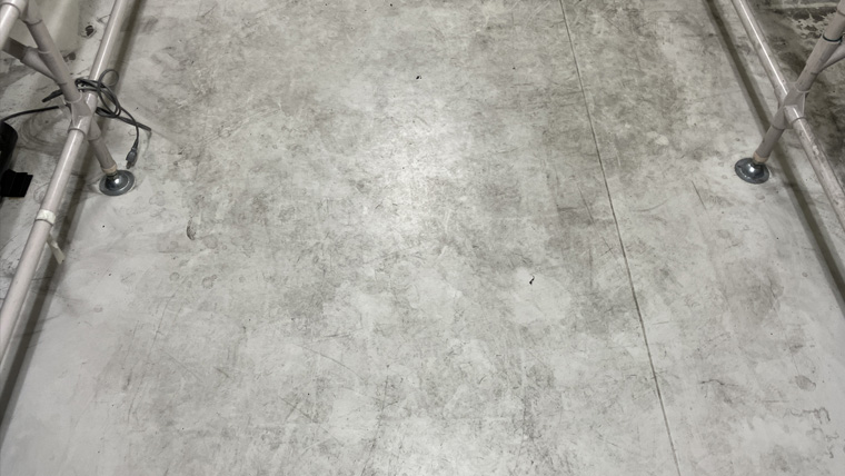 施工前の大学実験室内における煤の蓄積状況。床面や装置周辺に黒い煤が顕著に付着している様子の拡大写真②