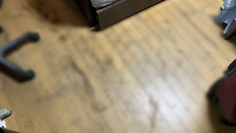 杉並区の孤独死現場で使用済み寝具や家具に体液が付着している写真