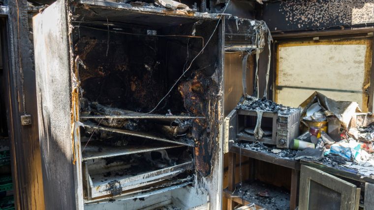 火災後の部屋に煤が付着し焦げ臭さが残っている様子
