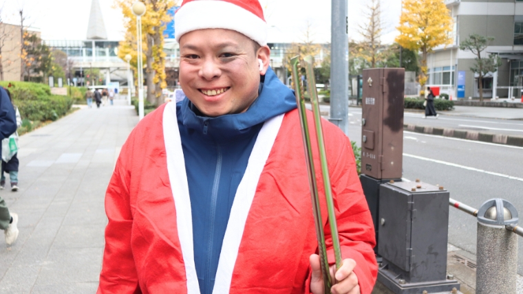 横浜サンタプロジェクト2025「清掃サンタ」に参加したブルークリーンのスタッフが清掃活動を行っている様子