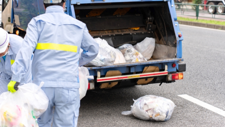 火災廃棄物を運搬する収集車の画像