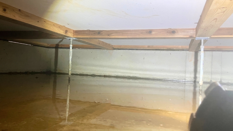 床下点検口から確認できる、浸水量が少ない軽度の床下浸水の状態