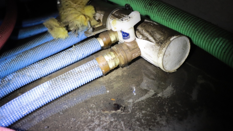 床下点検口から確認できる、泥が多い中度の床下浸水の状態