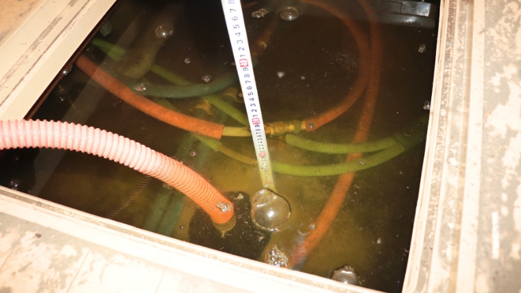 下地材や断熱材が水没している重度の床下浸水の状態