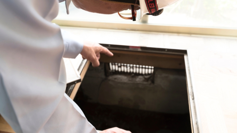 床下の水漏れや水たまりを確認するための住宅の床下点検口の写真