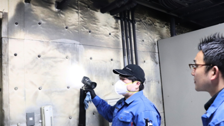 火災後の建物内部を調査するブルークリーンスタッフの様子