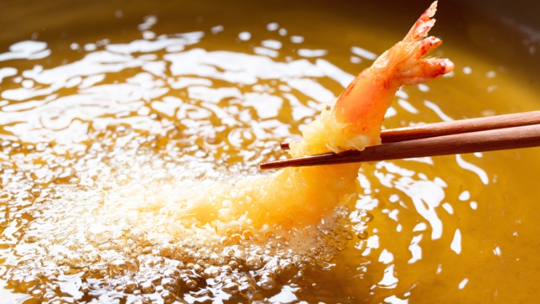 油火災を防ぐために天ぷらや揚げ物を調理する際の注意点を示す調理中の写真