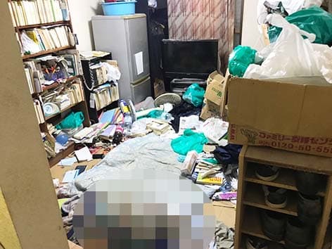 【神奈川県相模原市】特殊清掃の施工事例|建物の外まで腐敗臭が漂った孤独死現場とは? Before
