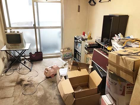 【東京都練馬区】特殊清掃の施工事例|タバコのヤニと臭気が染みついた孤独死現場とは? Before