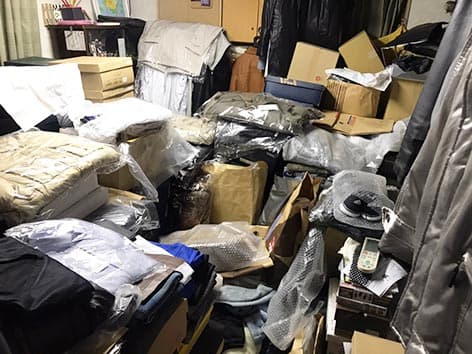 総重量5トン超えの衣服が溜まった部屋の清掃【東京都北区】 Before