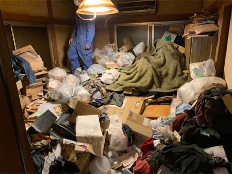 【東京都三鷹市】特殊清掃の施工事例|天井までゴミが積もった孤独死現場を原状回復 Before