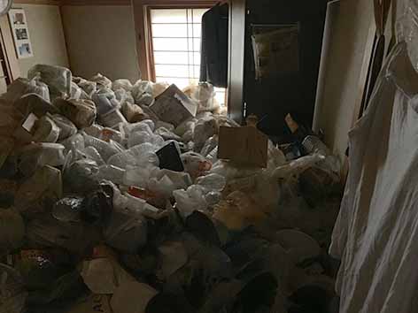 ゴミ袋が積もり過ぎてドアが開かないゴミ屋敷を清掃した事例【東京都町田市】 Before