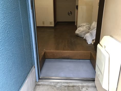 【東京都墨田区】玄関で発覚した孤独死の体液汚染に対応した特殊清掃事例・コンクリート染み抜きまで実施 After