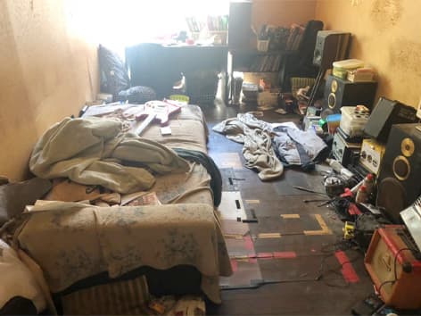 タバコ部屋での孤独死現場の特殊清掃【神奈川県相模原市】 Before