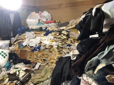 【東京都大田区】ゴミの圧力で窓が開かない部屋の孤独死清掃事例・重度の特殊清掃に即日対応 Before
