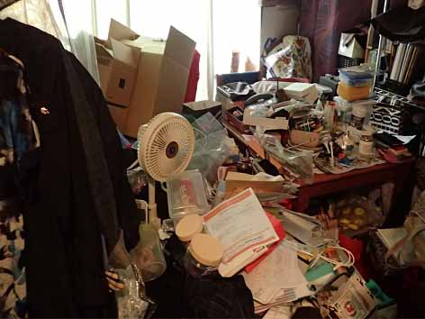 大量の物がため込まれた汚部屋で起きた孤独死の特殊清掃【東京都世田谷区】 Before