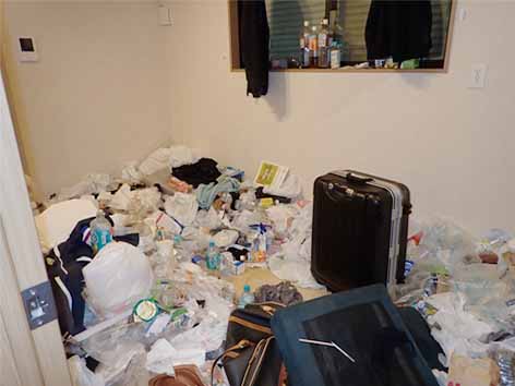 【横浜市金沢区】食品ごみとタバコの吸い殻が散乱した汚部屋の清掃施工事例 Before