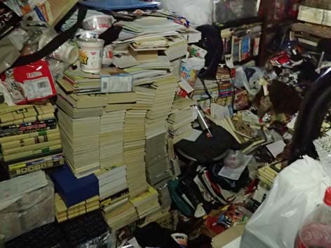 部屋が本で埋め尽くされた孤独死現場の特殊清掃【横浜市港南区】 Before