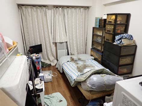 残された体液に大量のウジ虫が発生した部屋の特殊清掃【東京都港区】 Before