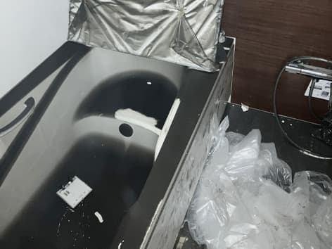 【神奈川県藤沢市】新築住宅の火災でユニットバスが煤汚染された復旧清掃の施工事例 Before