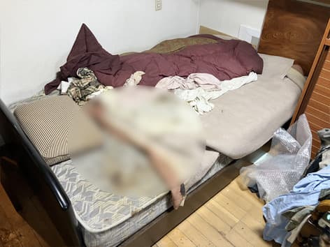 【東京都杉並区】特殊清掃の施工事例|ベッド上で発見された孤独死現場に徹底した脱臭・清掃対応を行った一部始終とは? Before