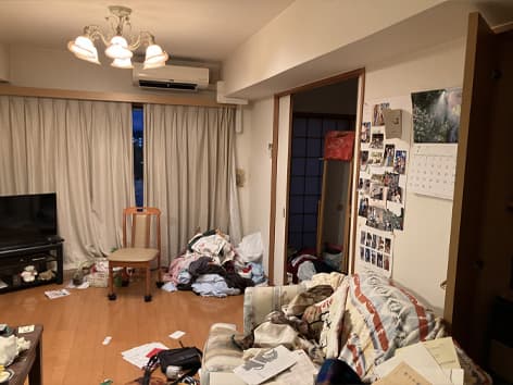 【神奈川県川崎市】特殊清掃の施工事例|ソファー上で発見されたご遺体による衛生リスクに対応 Before