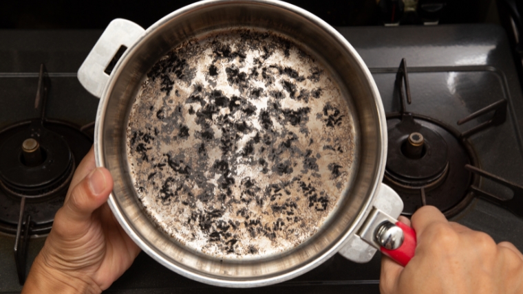 部屋が焦げ臭くなる原因を解説するセクションで使用する、焦げや臭いの発生をイメージできる室内の写真