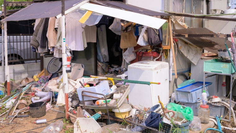 アパートのゴミ屋敷化の現状を伝えるイメージ写真。賃貸物件で発生しているゴミトラブルの深刻さを提示。