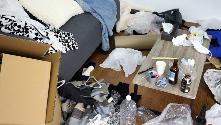 一軒家のゴミ屋敷片付け費用の相場を解説するイメージ写真。間取り別の料金目安を提示。