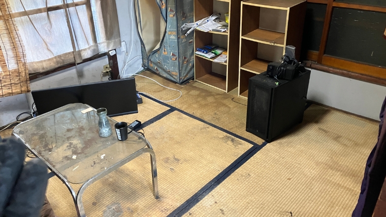 残置物処理とは何かを解説するセクションで使用する、家財や物が残された和室の様子が分かる写真