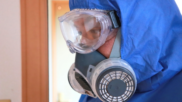 孤独死現場の特殊清掃に対応するため、PPEを着用したブルークリーンの作業スタッフの写真