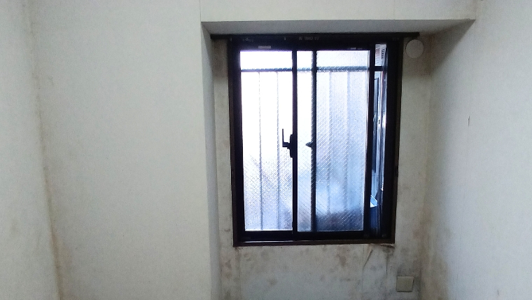 自社スタッフが撮影した賃貸物件の窓周り。窓枠下部と壁面にカビが発生した実際の現場写真