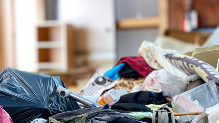 ゴミ屋敷化しやすい人の6つの心理タイプを解説するバナー。完璧主義、孤独感、ストレスなど、片付けを阻む心のメカニズムを提示。