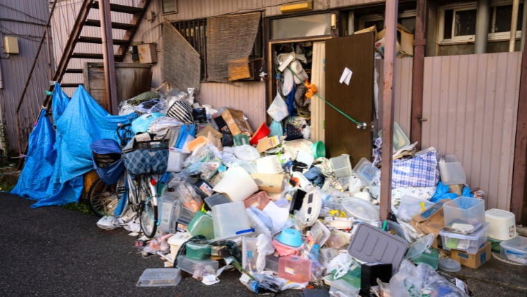 ゴミ屋敷の背景には性格だけでなく病気が潜んでいる可能性を解説するイメージ写真。個人の問題ではなく医療的な視点の重要性を提示。