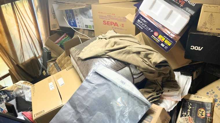 不用品回収の費用相場を解説する章で使用する、ゴミや不用品が大量に溜まった室内の写真