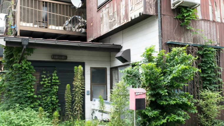 空き家の整理とは何かを解説するセクションで使用する、実際の空き家の外観が分かる写真