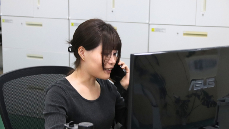 特殊清掃の相談に対応する自社スタッフ