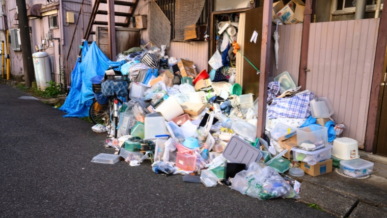 2026年最新のゴミ屋敷片付け費用相場を解説するバナー。3万円から450万円まで、間取りやゴミの量、汚れ具合によって変動する料金目安を提示。