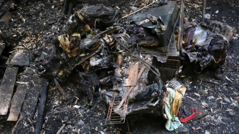 罹災ごみが地面に残置されている写真