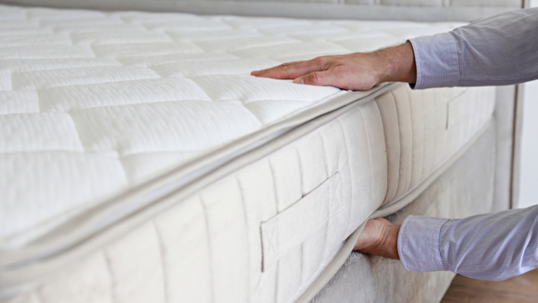 マットレスの正しい処分方法7選を解説するバナー。粗大ごみ、持ち込み、解体、回収業者、買取、譲渡、引き取りの各メリット・デメリットを比較し、状況に合わせた選び方を提示。