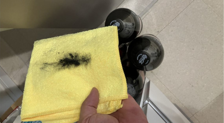 壁・床・棚・換気口など室内全体に微細な煤が付着し、拭き掃除では除去しきれない状態。