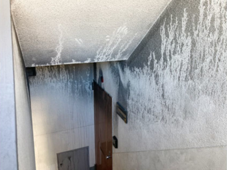 壁・天井・家具・生活用品に微細な煤が広範囲に付着し、通常清掃では除去できない状態。