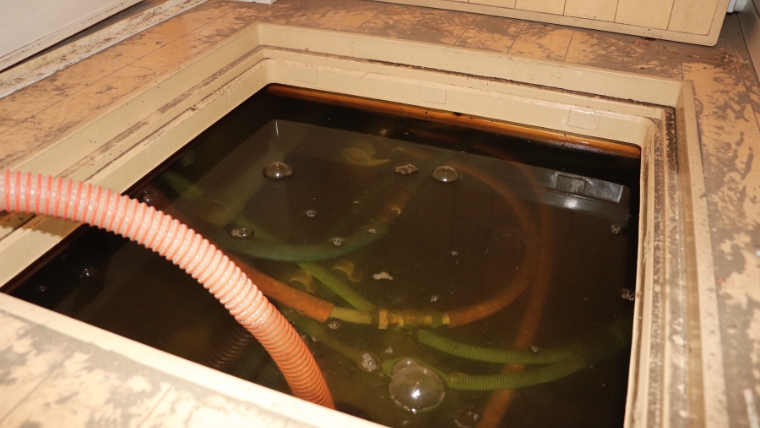 ベタ基礎住宅の床下に水が溜まり、実際に床下浸水が発生している状況の写真