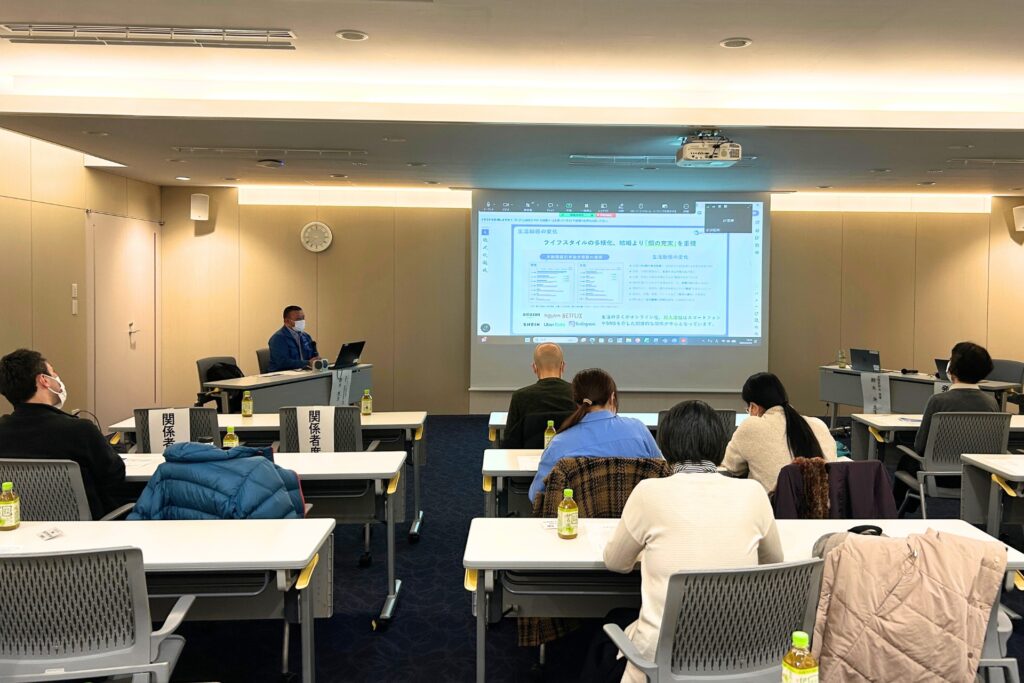 大森医師会館の会場で「第5回地域包括ケアの会」の講演を聴講する医療・介護福祉従事者の様子(会場全景)