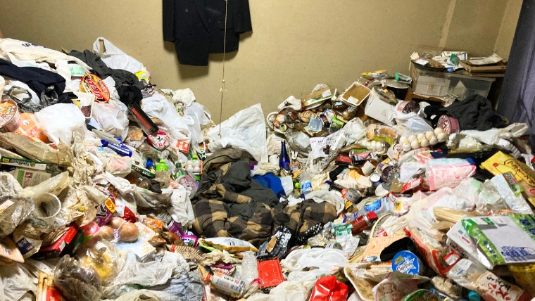 自社スタッフが撮影した実際の依頼現場。食品・衣類・生活ゴミが床一面に天井近くまで堆積し、費用が高額になるケースの実際の現場写真