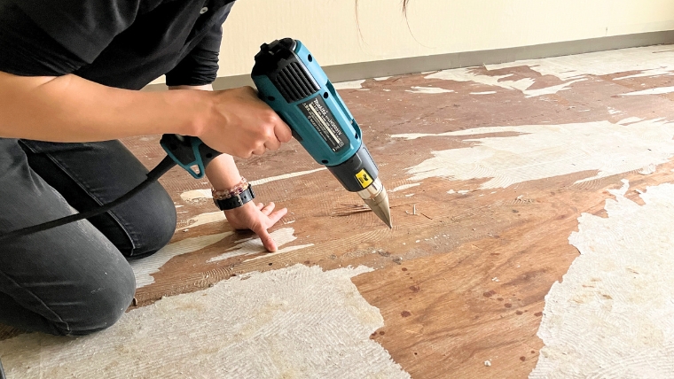 自社スタッフがmakita製ヒートガンを使って、ペットの尿が浸透した床材を実際に剥離・除去している様子