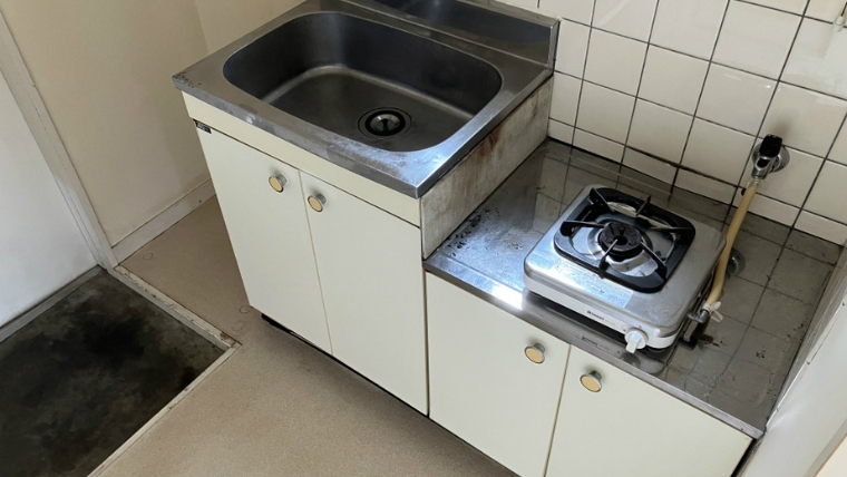 自社スタッフが撮影したキッチンのシンク・ガスコンロ周辺。水垢・油汚れ・黒ずみが蓄積し臭いの発生源となっている実際の現場写真